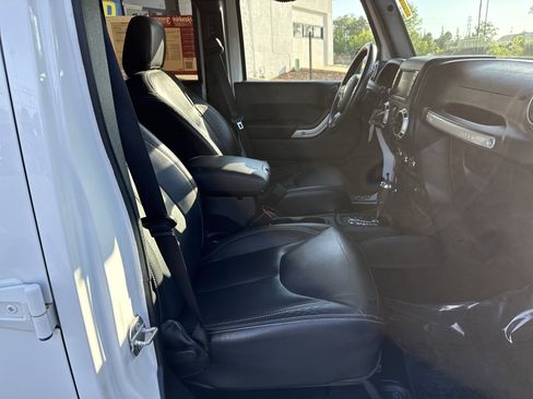 Used 2017 Jeep Wrangler Unlimited Sahara w/ Connectivity Group AWD/4WD image 32