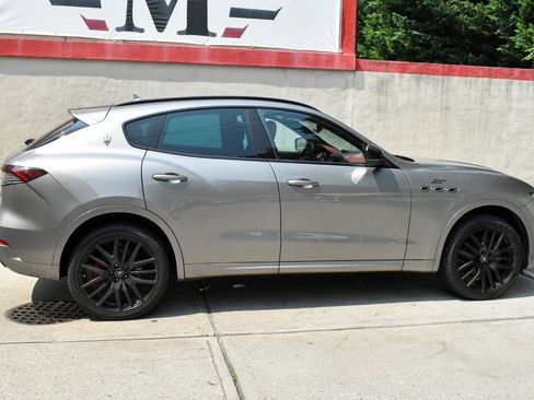 Used 2022 Maserati Levante GT AWD/4WD image 8