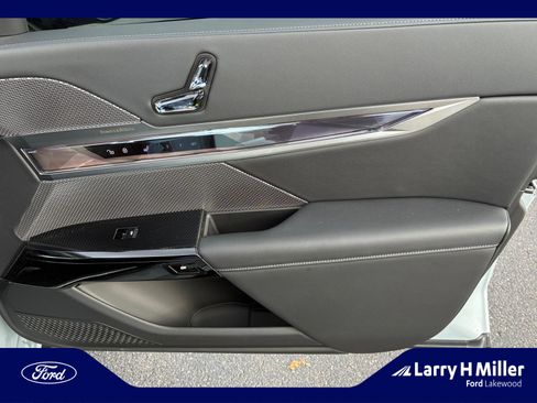 Used 2025 BMW 760i xDrive w/ Premium Package image 16