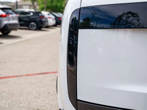 Used 2023 Land Rover Range Rover Long Wheelbase SE image 7