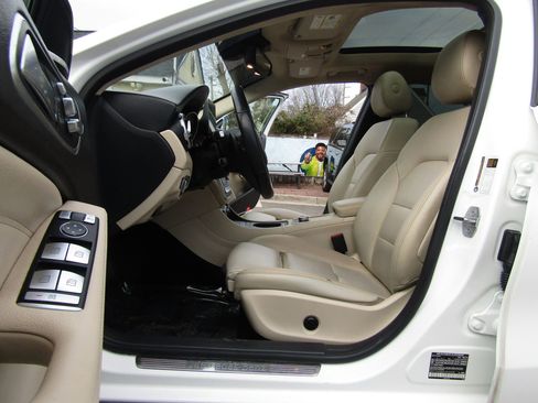 Used 2020 Mercedes-Benz GLA 250 4MATIC w/ Premium Package image 11