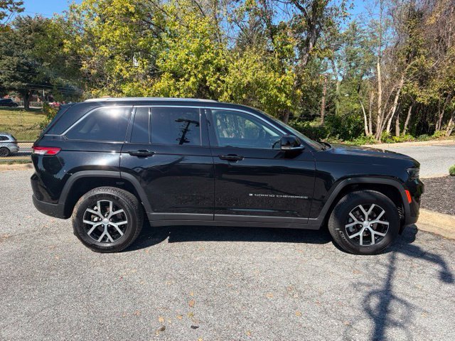 Used 2023 Jeep Grand Cherokee Limited AWD/4WD image 9