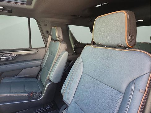 Used 2025 GMC Yukon AT4 w/ AT4 Premium Plus Package image 9