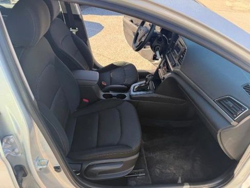 Used 2018 Hyundai Elantra SE image 33