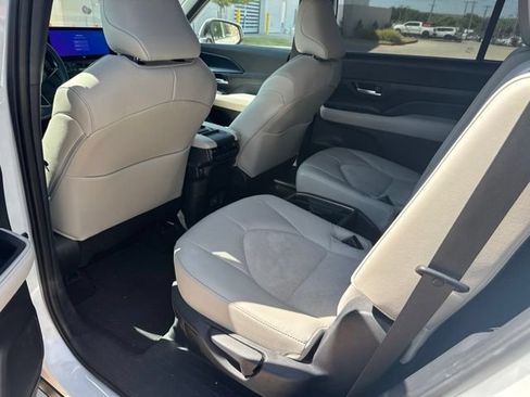 Used 2025 Toyota Grand Highlander AWD Hybrid image 9