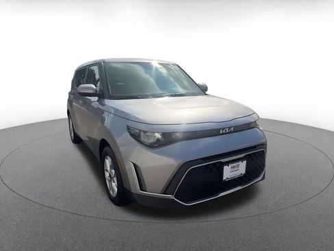Used 2025 Kia Soul LX w/ LX Technology Package FWD image 3