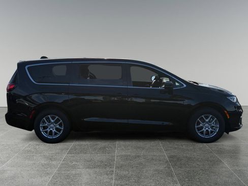 New 2026 Chrysler Pacifica Select image 6