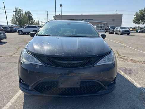 Used 2019 Chrysler Pacifica Touring Plus w/ S Appearance Package FWD image 2