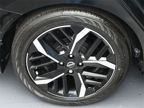 New 2025 Nissan Versa SR w/ Trunk Package image 5