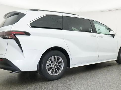 New 2026 Toyota Sienna XLE image 25