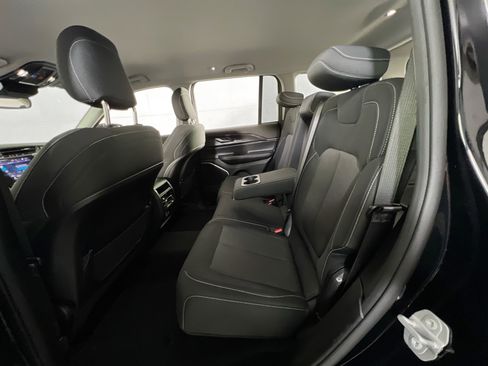 Used 2022 Jeep Grand Cherokee Laredo w/ Luxury Tech Group I image 23