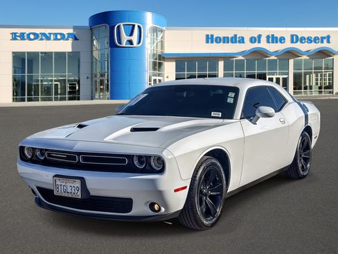 Used 2020 Dodge Challenger SXT w/ Driver Convenience Group RWD image 3