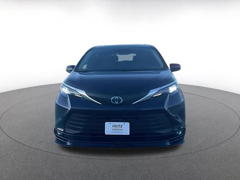 Used 2025 Toyota Sienna XLE image 4