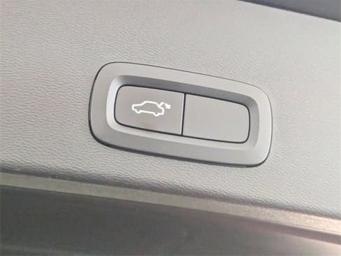 Used 2019 Volvo XC40 T5 Momentum image 14