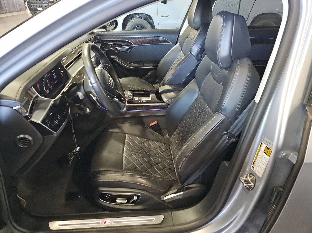 Used 2022 Audi S8 AWD/4WD image 5