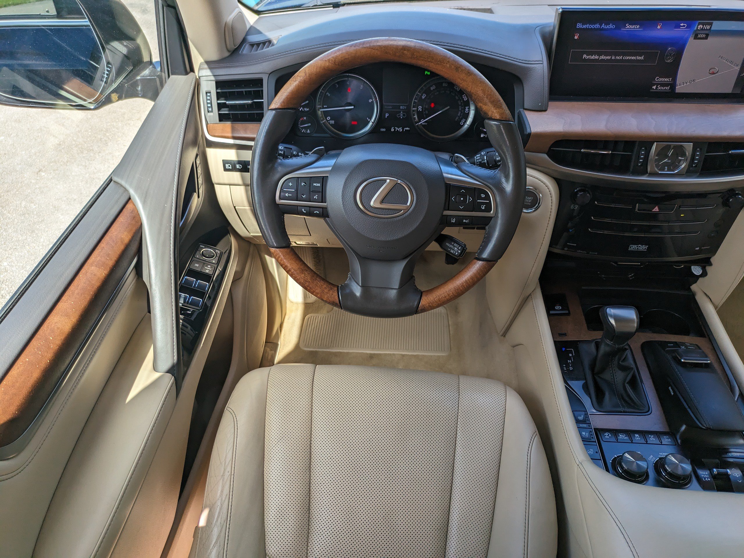 Used 2017 Lexus LX 570 4WD w/ Luxury Package image 19