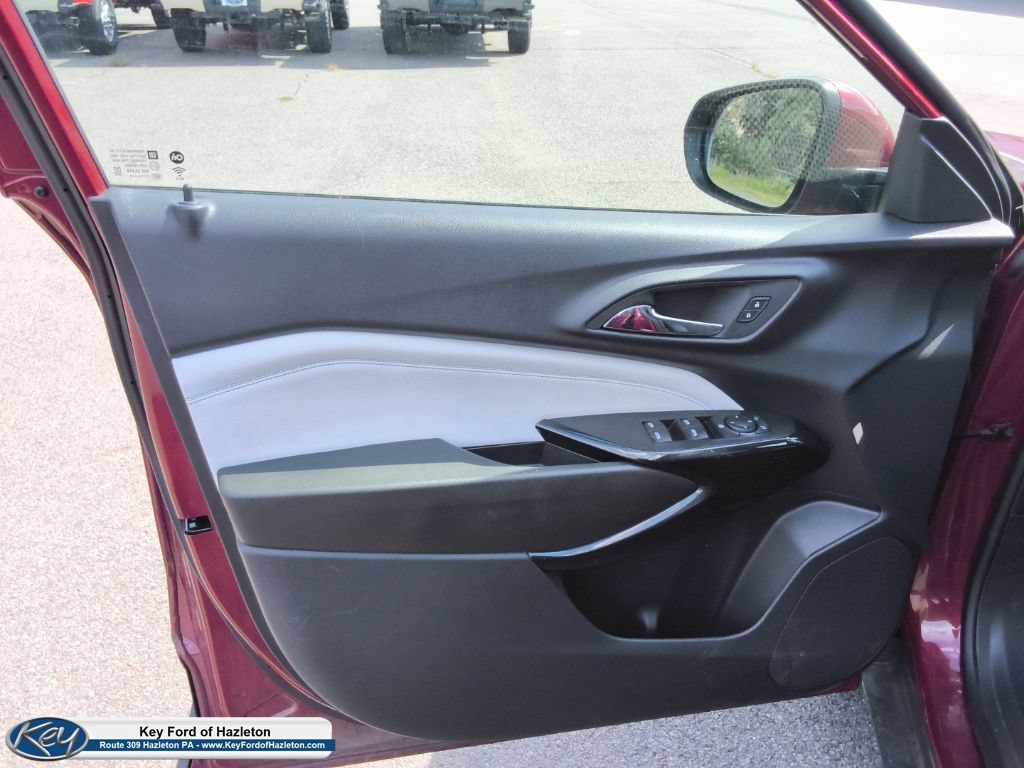 Used 2025 Chevrolet Trax LT FWD image 21