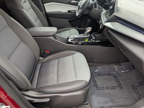 Used 2025 Chevrolet Trax LT w/ LT Convenience Package FWD image 30