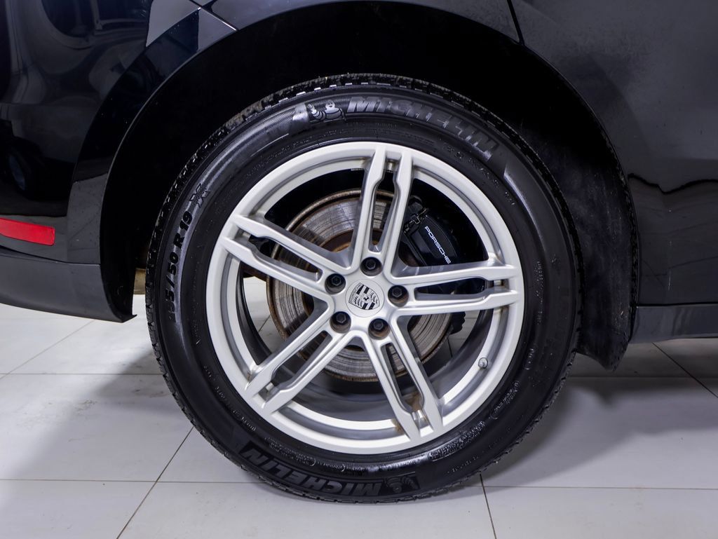 Certified 2024 Porsche Macan AWD/4WD image 33
