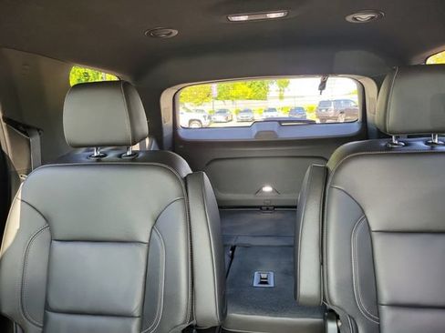Used 2023 Chevrolet Traverse LT w/ Rear Camera Mirror Package FWD image 11