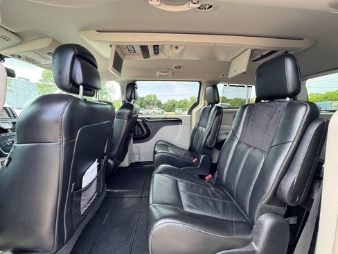 Used 2012 Chrysler Town & Country Limited FWD image 35