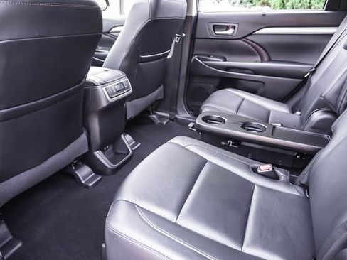 Used 2018 Toyota Highlander XLE w/ Carpet Mat Package (TMS) AWD/4WD image 20