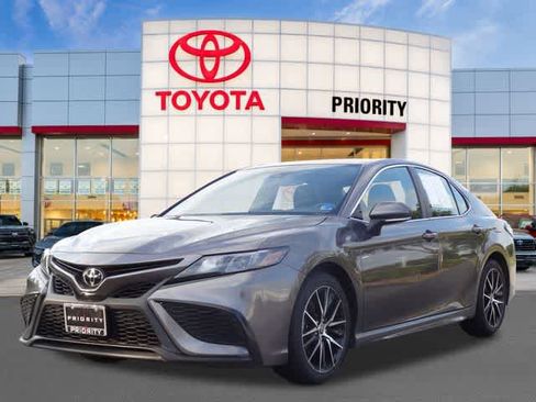 Used 2024 Toyota Camry SE FWD image 1