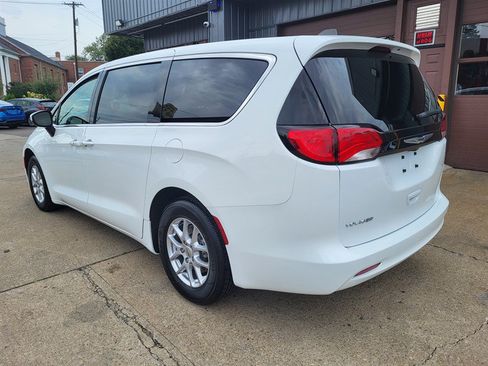 Used 2023 Chrysler Voyager LX FWD image 5