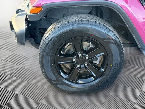Used 2022 Jeep Wrangler Unlimited Sahara image 34