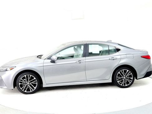 Used 2025 Toyota Camry XLE AWD/4WD image 3