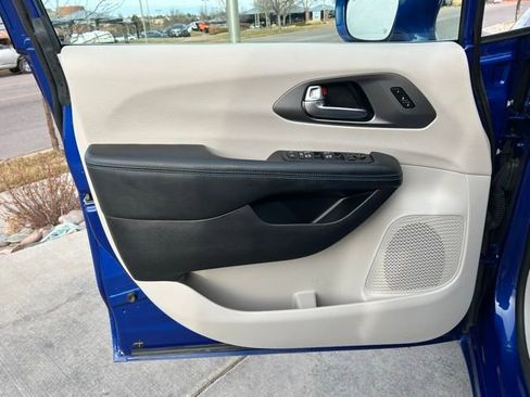 Used 2021 Chrysler Pacifica Touring-L w/ Uconnect Theater Family Group image 19