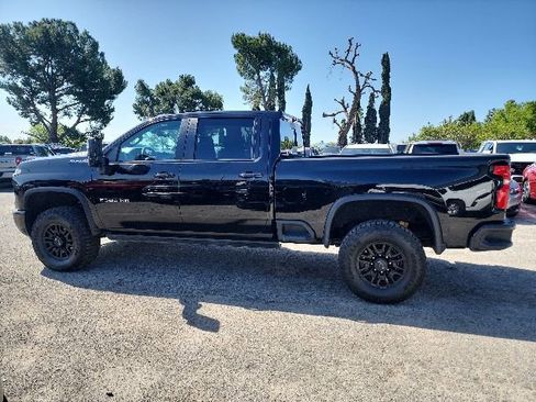 Used 2025 Chevrolet Silverado 2500 ZR2 w/ Technology Package AWD/4WD image 4