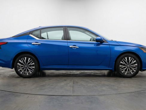 Used 2025 Nissan Altima 2.5 SV image 11