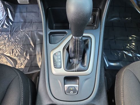 Used 2016 Jeep Cherokee Latitude w/ Comfort/Convenience Group FWD image 25