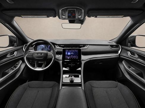 Used 2025 Jeep Grand Cherokee Altitude RWD image 11