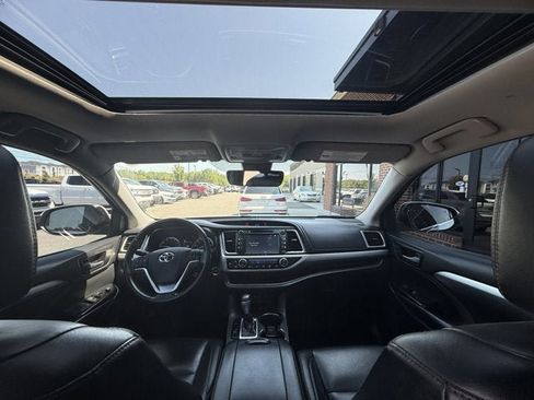 Used 2019 Toyota Highlander XLE AWD/4WD image 15