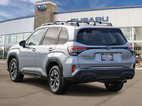 Used 2025 Subaru Forester Premium image 2