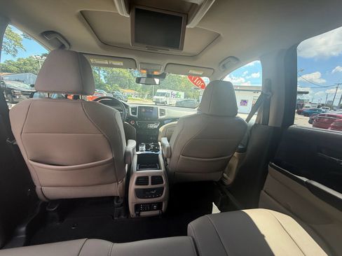 Used 2017 Honda Pilot Touring image 18