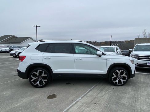 Certified 2022 Volkswagen Taos SEL w/ Panoramic Sunroof Package image 2