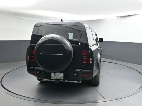 Used 2025 Land Rover Defender 130 X-Dynamic SE image 22