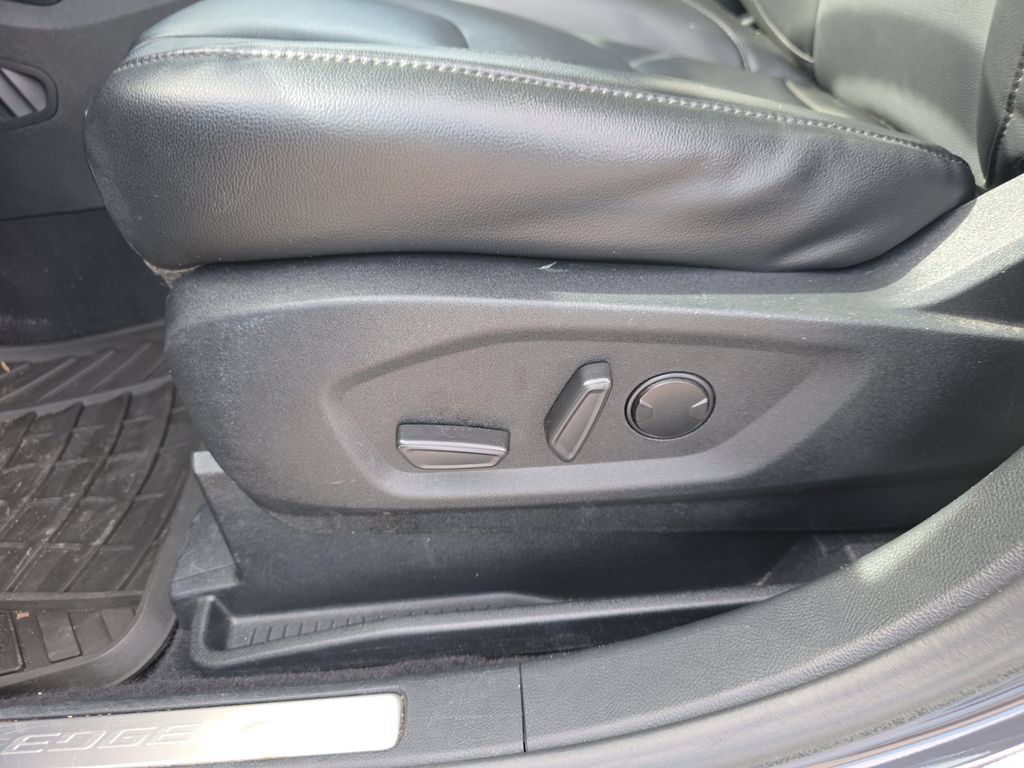 Used 2021 Ford Edge Titanium AWD/4WD image 12