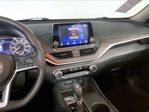 Used 2025 Nissan Altima 2.5 SV FWD image 6