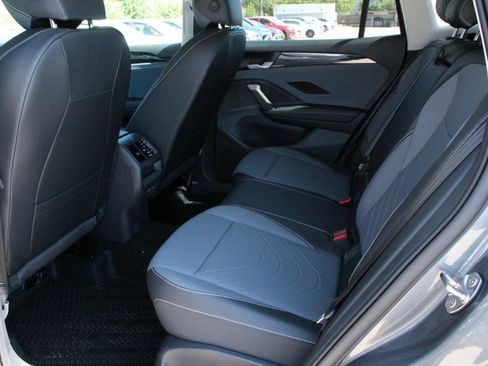 Certified 2025 Volkswagen Tiguan SE FWD image 16