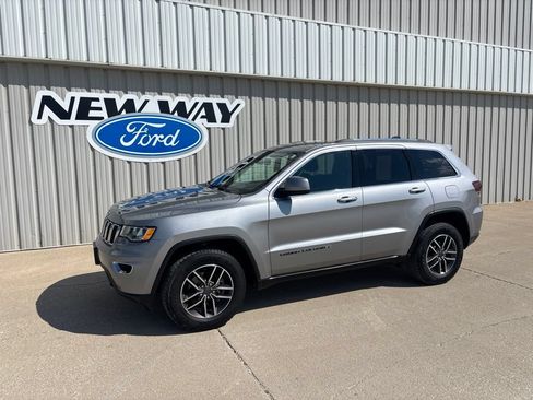 Used 2019 Jeep Grand Cherokee Laredo w/ 18" Wheel & 8.4" Radio Group AWD/4WD image 1