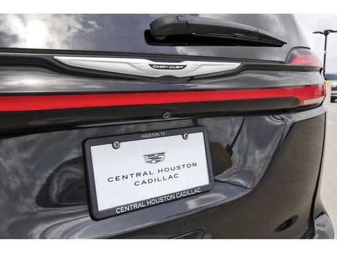 Used 2023 Chrysler Pacifica Touring-L image 30