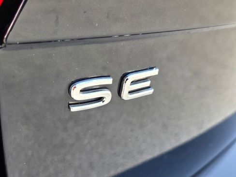 Used 2023 Volkswagen Tiguan SE image 12