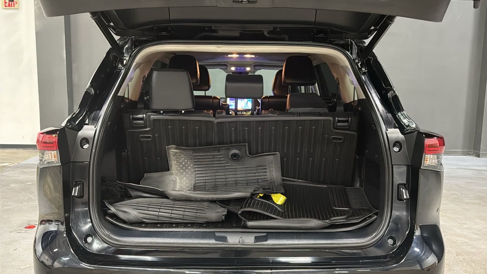 Used 2023 Toyota Highlander XLE AWD/4WD image 25