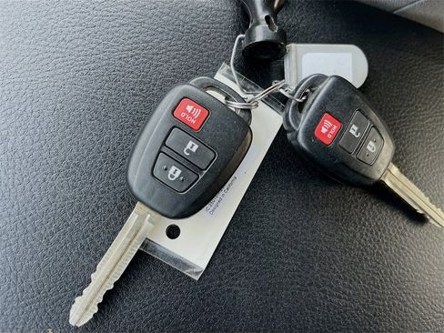 Used 2022 Toyota Tacoma SR5 image 32