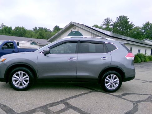 Used 2015 Nissan Rogue SV image 2