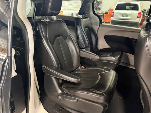 Used 2022 Chrysler Pacifica Touring-L image 13